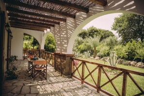 ファミリー スタジオ (Trikalioti's Lush Estate Apt Afrodity) | バルコニー