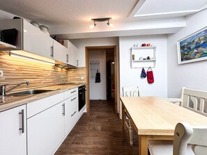 Fridge, oven, stovetop, dishwasher