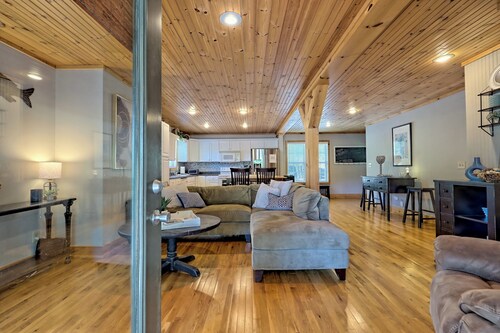 Lakeside Lounge by Chatuge Home Concierge | Lakefront · Hot Tub · Firepit · Private Dock w/ Boat Slip