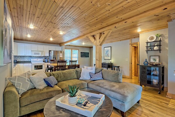 Smart TV - Lakeside Lounge By Chatuge Home Concierge
Lake front, hot tub, firepit, private dock with boat slip (Hiawassee)