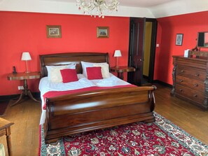 8 Schlafzimmer, Schreibtisch, Bügeleisen/Bügelbrett, Reisekinderbett