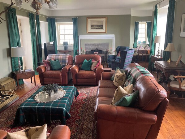 Smart-TV, peis, DVD-spiller og bøker