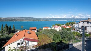 A coastal town with houses and a view of the sea. - Apartments Filipo 2, Apartments Filipo 2 (Mastrinka)
