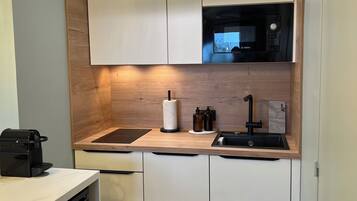 Réfrigérateur, micro-ondes, plaque de cuisson, lave-vaisselle