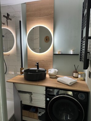 Een haardroger, handdoeken, zeep, shampoo
