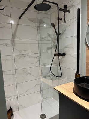 Haartrockner, Handtücher, Seife, Shampoo
