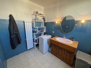 Een haardroger, handdoeken, zeep, shampoo