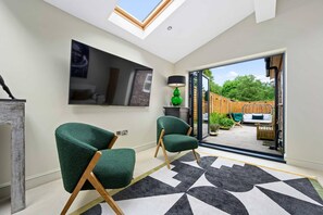 TV, offices - Elegant Countryside Escape: Knutsford, Plumley Cottage with garden and parking (Plumley)