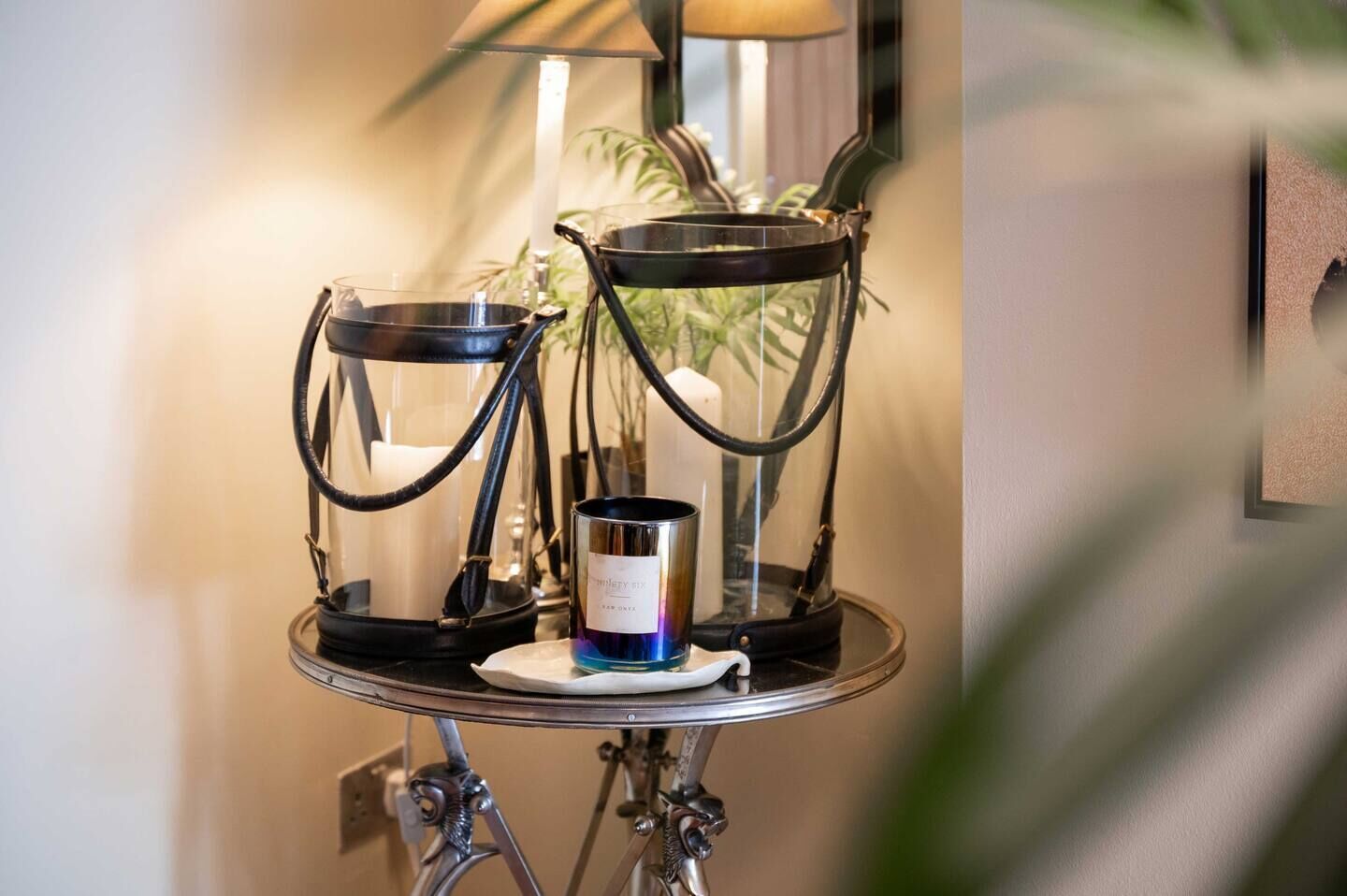 Une table avec deux chandeliers, une bougie et un récipient pour bougie.