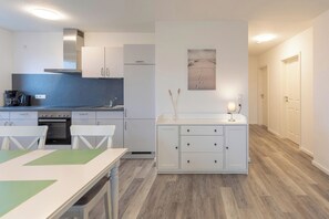Frigorífico, horno, placa de cocina y lavavajillas