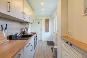 Fridge, oven, stovetop, dishwasher - Ferienhaus "De Lütte Mööv" in Simonsberg für bis zu 4 Personen (Simonsberg)