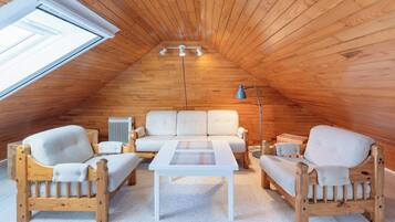 Fernseher, DVD-Player, Bücher, Stereoanlage