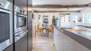 Réfrigérateur, four, plaque de cuisson, lave-vaisselle