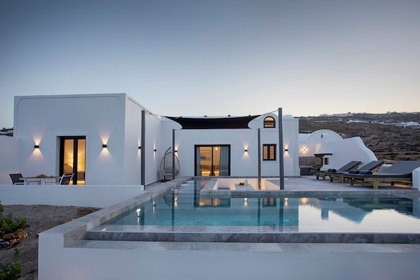 Outdoor pool, pool umbrellas, sun loungers - Vinebranch Villas (Santorini)