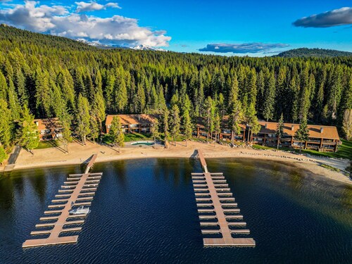 70s Lakefront condo in Tamarack Bay with dock, pool, beach