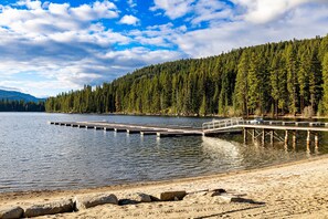 On the beach - 70s Lakefront condo in Tamarack Bay with dock, pool, beach (McCall)