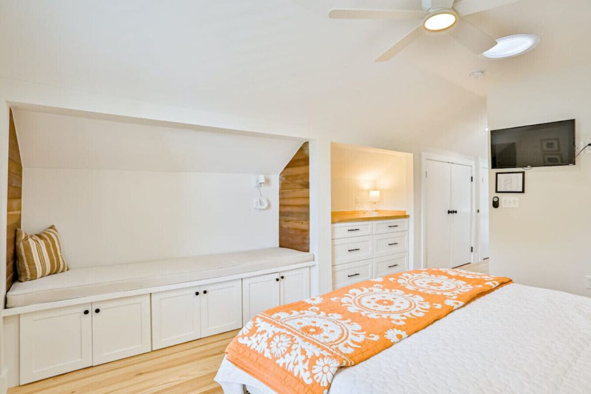 Photo 19 of Uptown Luxury, washer dryer, fenced yard