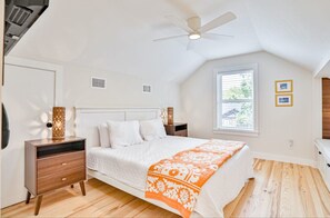 3 室のベッドルーム、デスク、アイロン / アイロン台、旅行用ベビーベッド