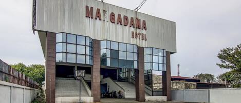 Ein modernes Gebäude mit einem Schild, auf dem „MARGADANA HOTEL“ steht.