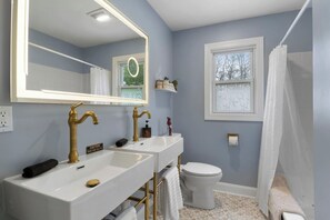 Hair dryer, towels - Lake Views | Cayuga Wine Trail | Hot Tub | FLX (Seneca Falls)
