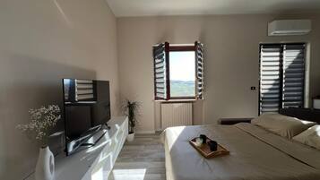 1 dormitorio, tabla de planchar con plancha, wifi y ropa de cama