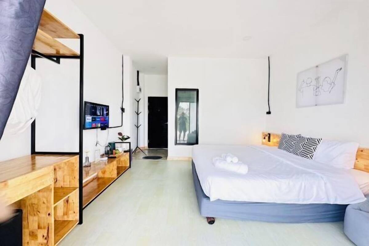 Minibar, escritorio, cortinas blackout y wifi gratis