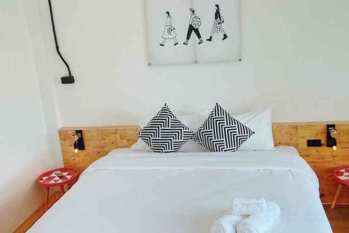 Minibar, desk, blackout drapes, WiFi (free)