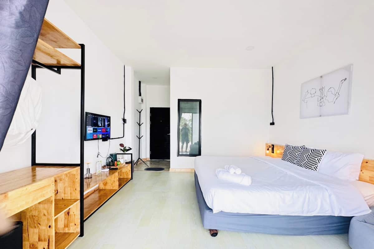 Minibar, desk, blackout drapes, free WiFi