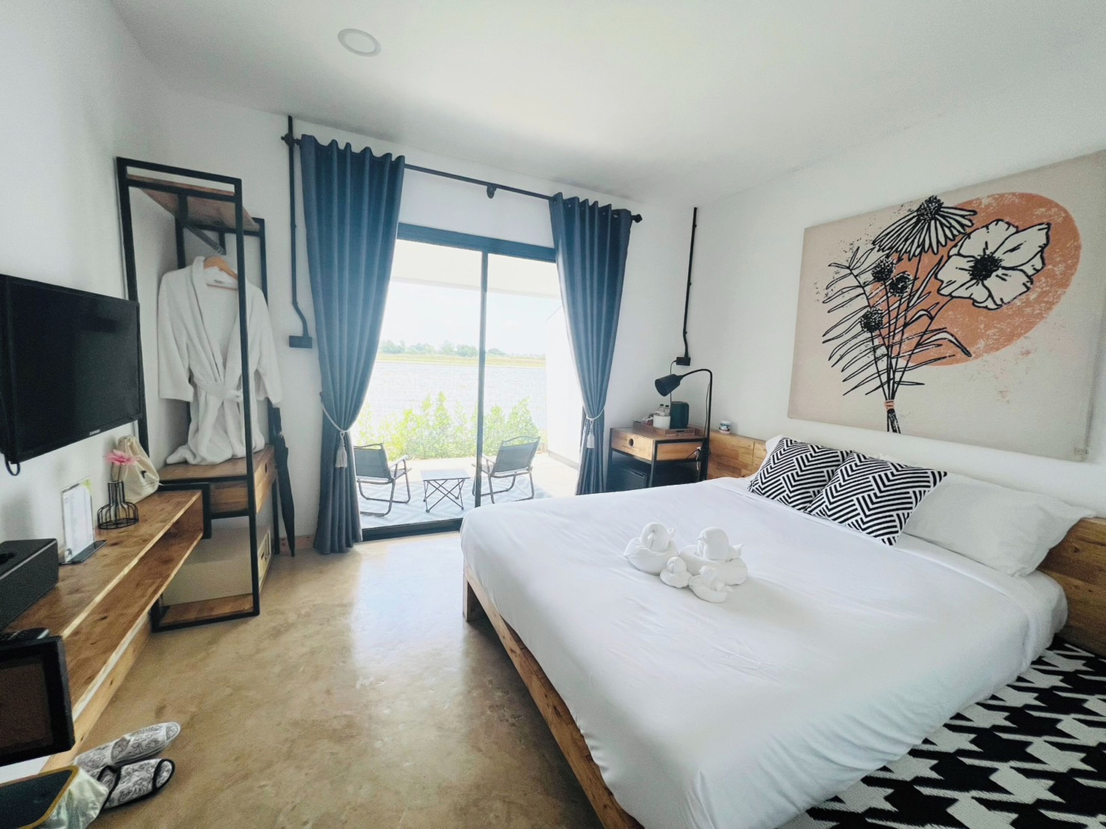 Room Feel Good, Pool View | Minibar, desk, blackout curtains, free WiFi