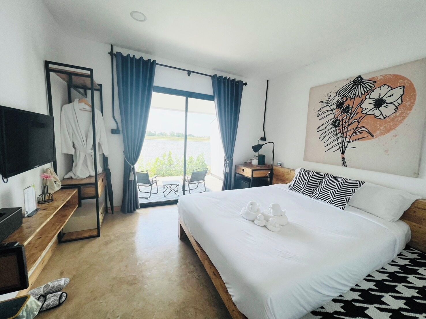 Minibar, escritorio, cortinas blackout y wifi gratis 