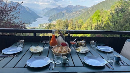 Outdoor dining. Nature escape with all modern amenities, huge private land, crazy views