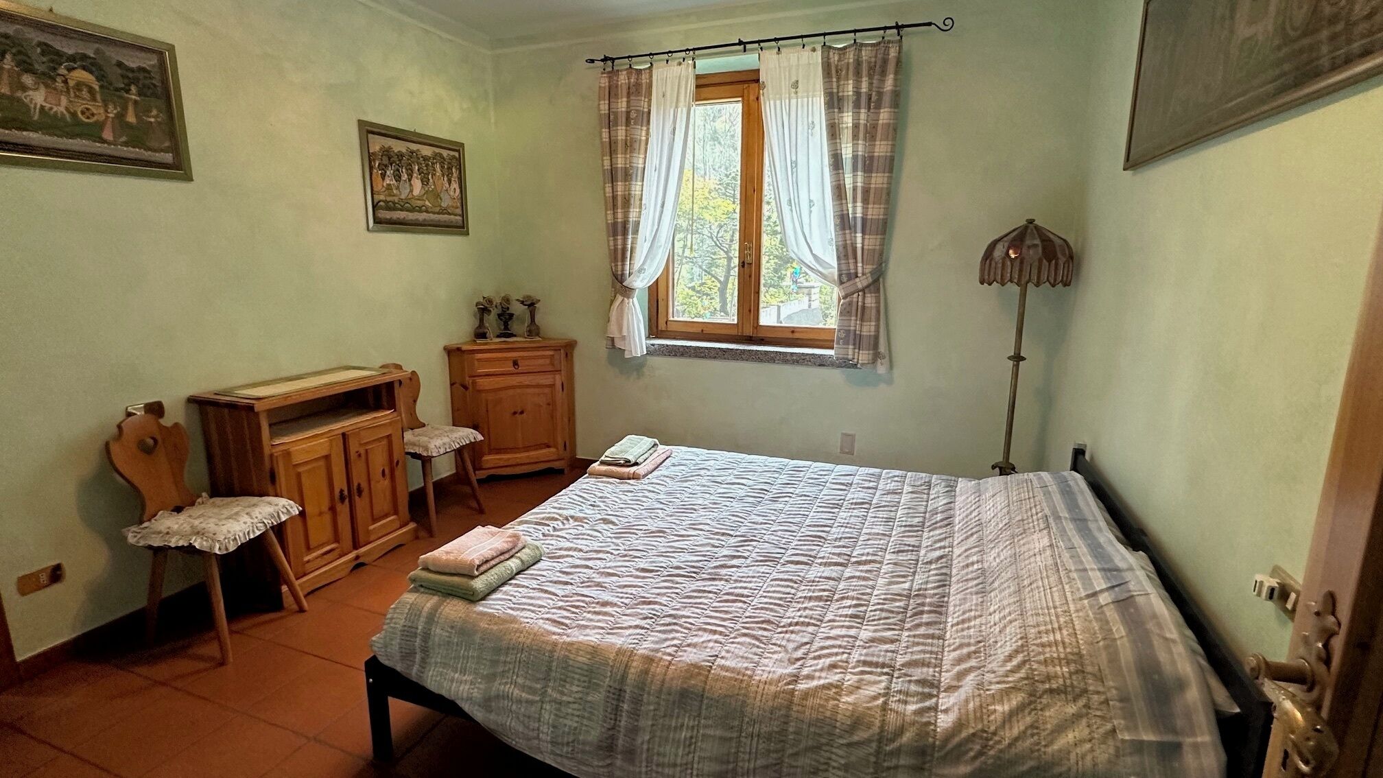 2 多间卧室、办公桌、免费 WiFi、床单