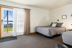 6 bedrooms, iron/ironing board, travel cot, WiFi