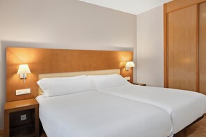 Quarto duplo | Cofres nos quartos, escrivaninha, quartos à prova de som