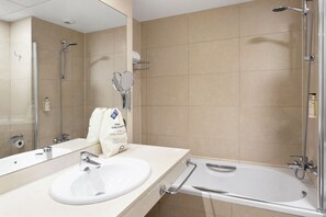 Bathtub, hair dryer, towels, soap - B&B Hotel Logroño Las Cañas (Viana)