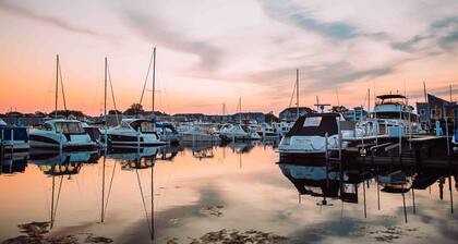 Downtown New Buffalo Suite 1A , Walk to Beach, King Beds