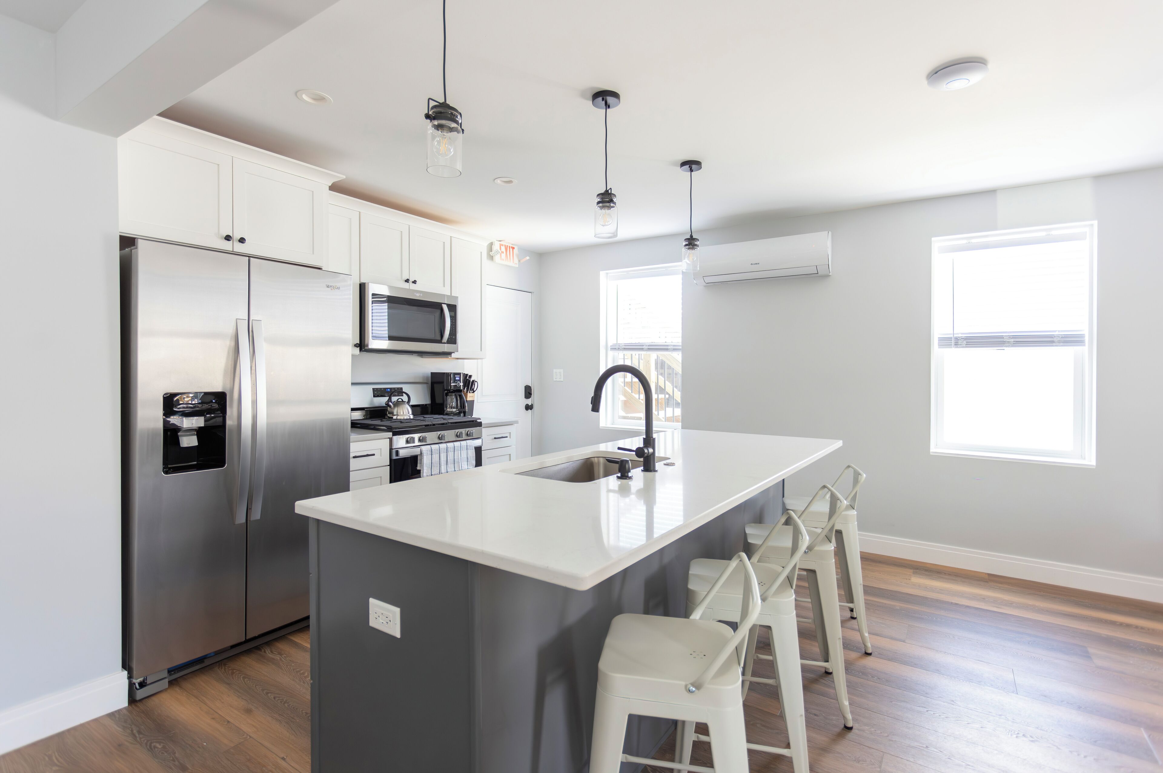 Réfrigérateur, micro-ondes, four, plaque de cuisson