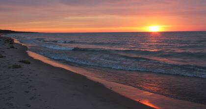 Downtown New Buffalo Suite 1A , Walk to Beach, King Beds