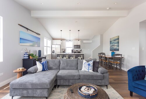 Downtown New Buffalo Suite 2A , Walk to Beach, King Beds