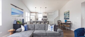 Downtown New Buffalo Suite 2A , Walk to Beach, King Beds