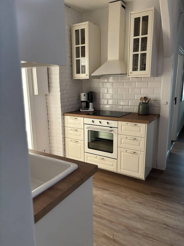 Fridge, oven, stovetop, dishwasher
