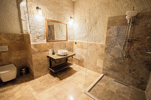 Superior Room | Bilik Mandi | Selipar, tuala disediakan 