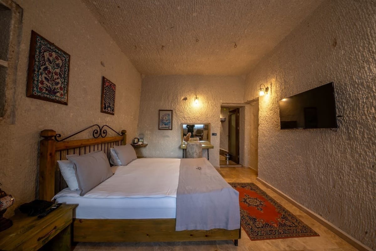 Phòng tiện nghi đơn giản, quang cảnh vịnh | Trang trí khác biệt, trang bị nội thất với thiết kế riêng biệt, bàn