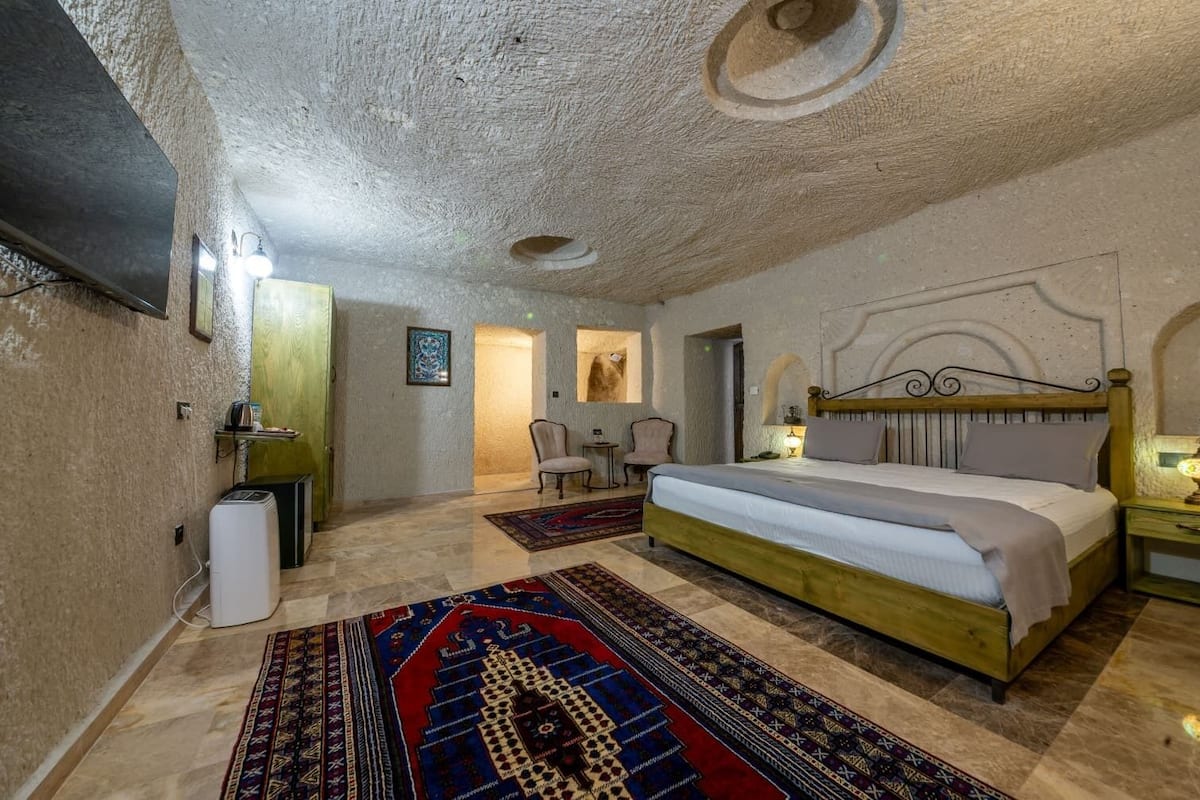 Phòng Royal | Trang trí khác biệt, trang bị nội thất với thiết kế riêng biệt, bàn