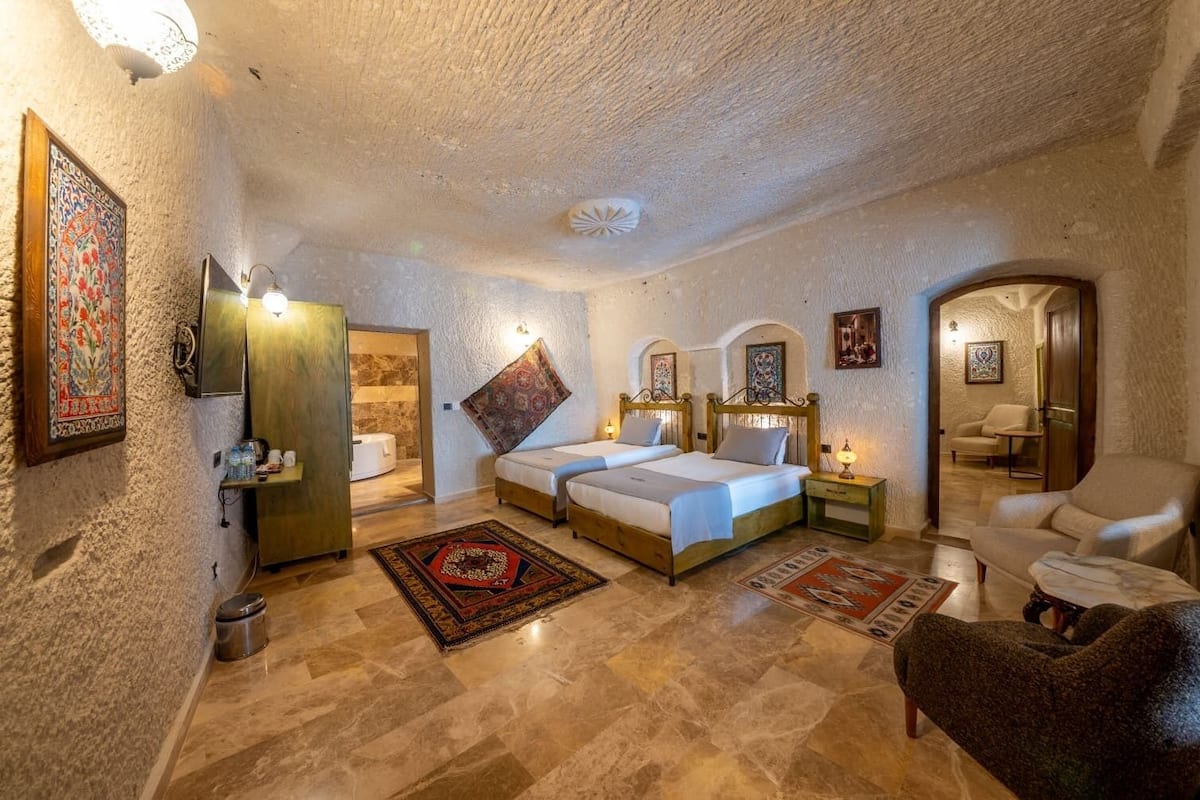 Phòng dành cho gia đình | Trang trí khác biệt, trang bị nội thất với thiết kế riêng biệt, bàn