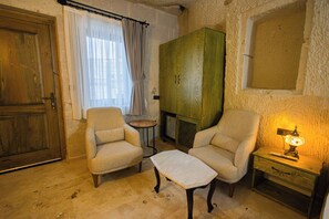 Superior Room | Dihias secara berasingan, dilengkapkan perabot secara berasingan, meja 