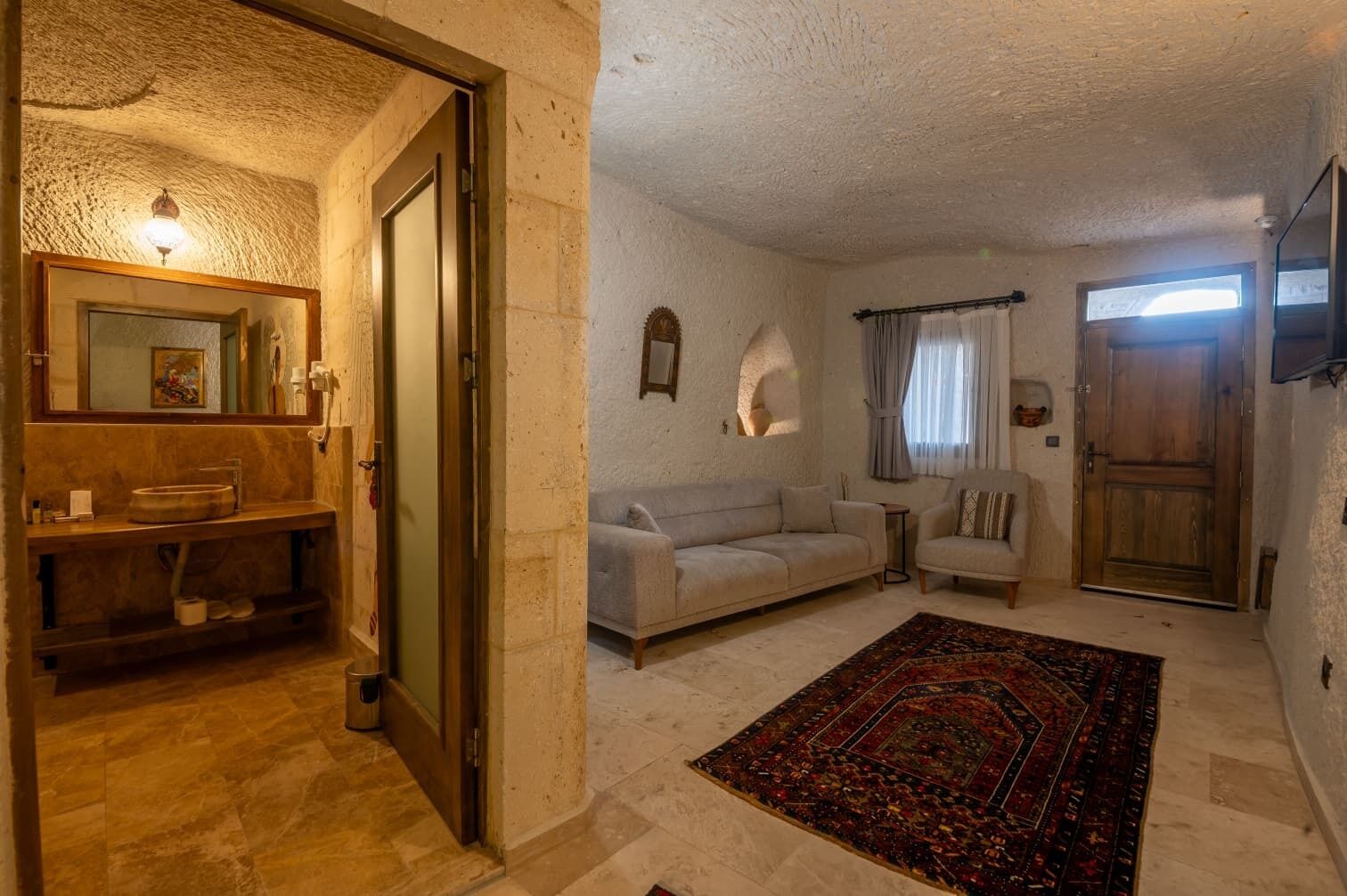 غرفة للصفوة | منطقة المعيشة | تلفزيون، أرضيات مدفأة