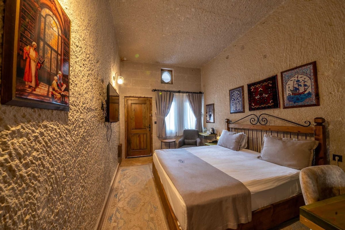 Phòng tiện nghi đơn giản | Trang trí khác biệt, trang bị nội thất với thiết kế riêng biệt, bàn