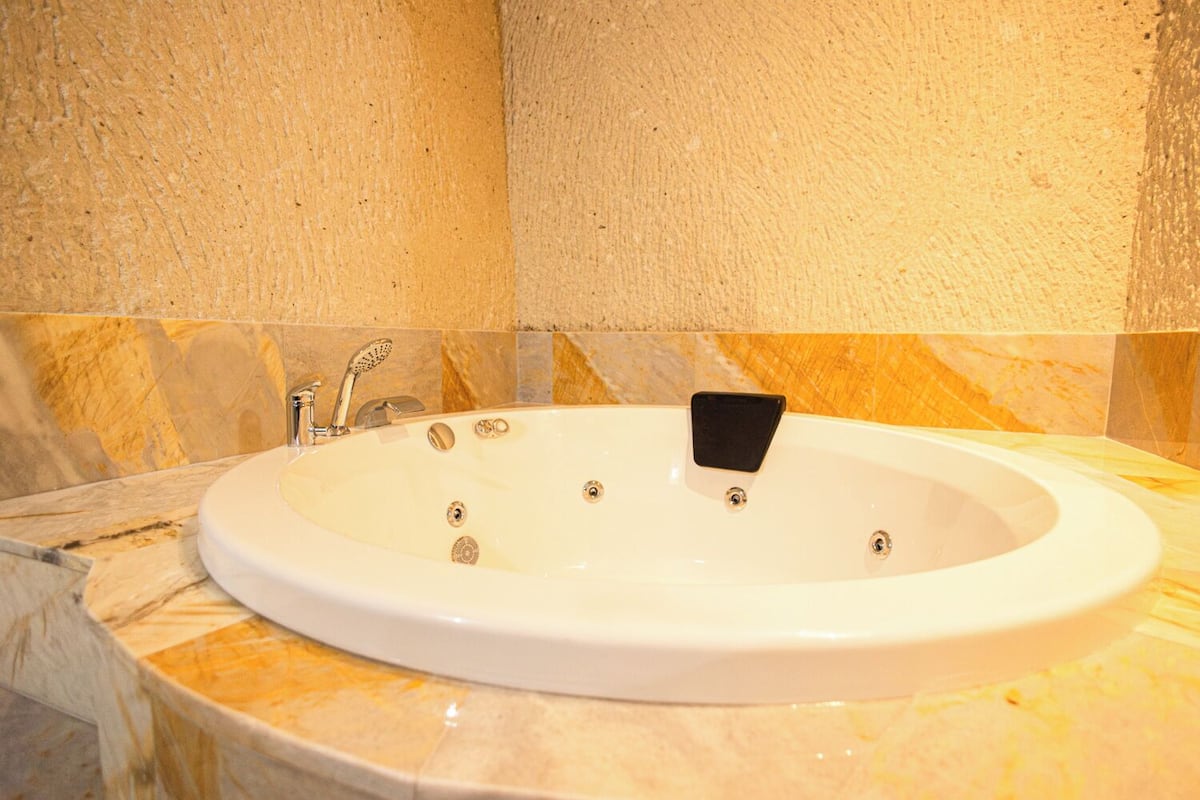 Camera Luxury | Bagno | Pantofole, asciugamani