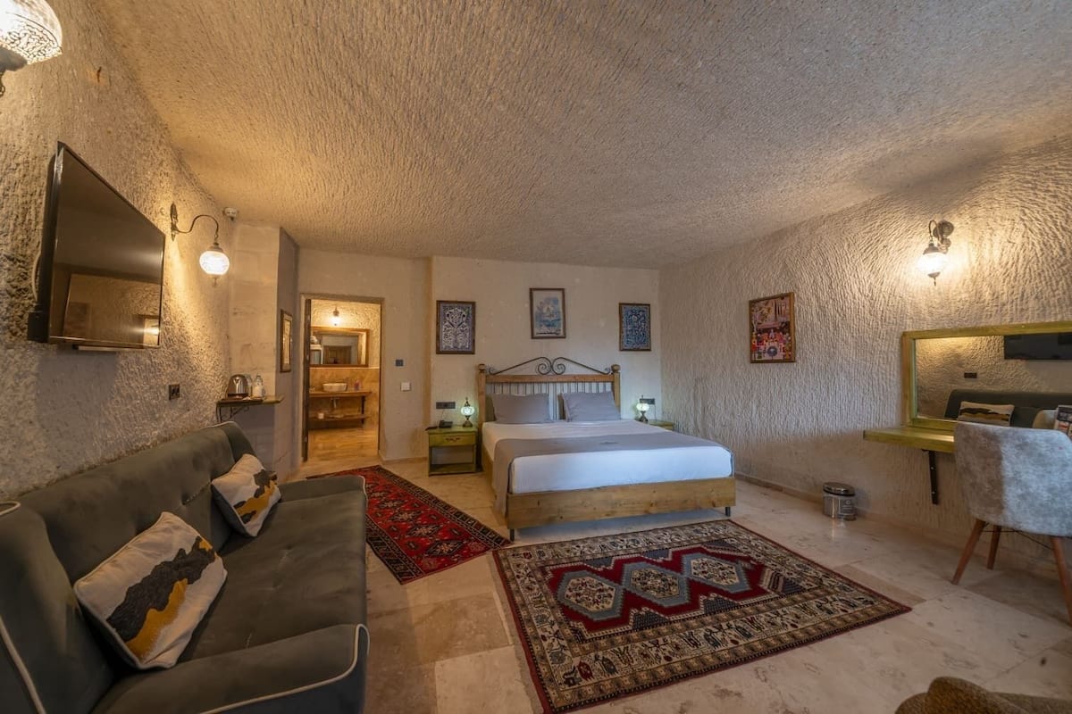 Phòng Deluxe | Trang trí khác biệt, trang bị nội thất với thiết kế riêng biệt, bàn